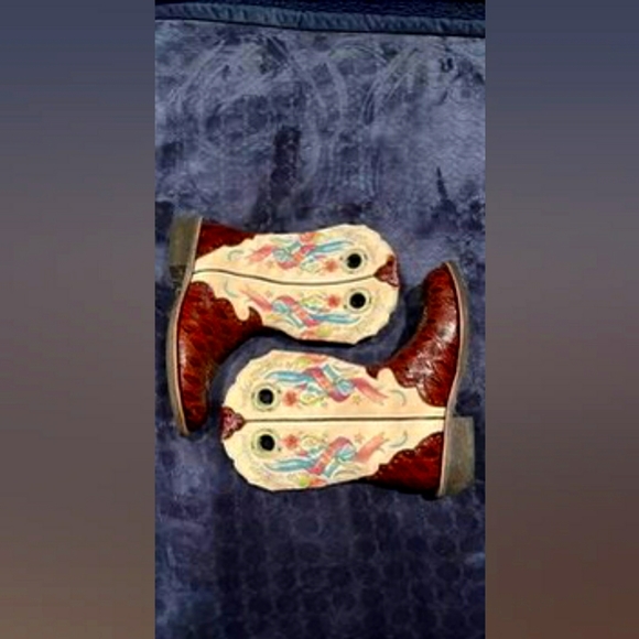 Ariat - Picture 1 of 3